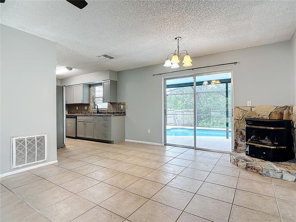 For Sale: $274,900 (2 beds, 2 baths, 1105 Square Feet)