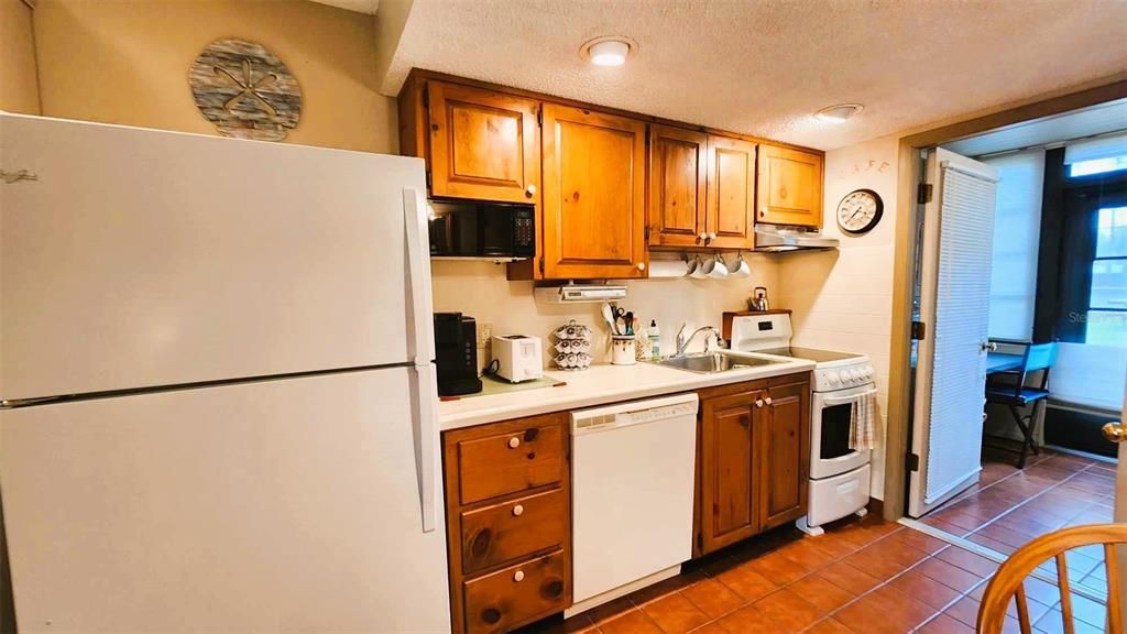 For Sale: $140,000 (1 beds, 1 baths, 481 Square Feet)