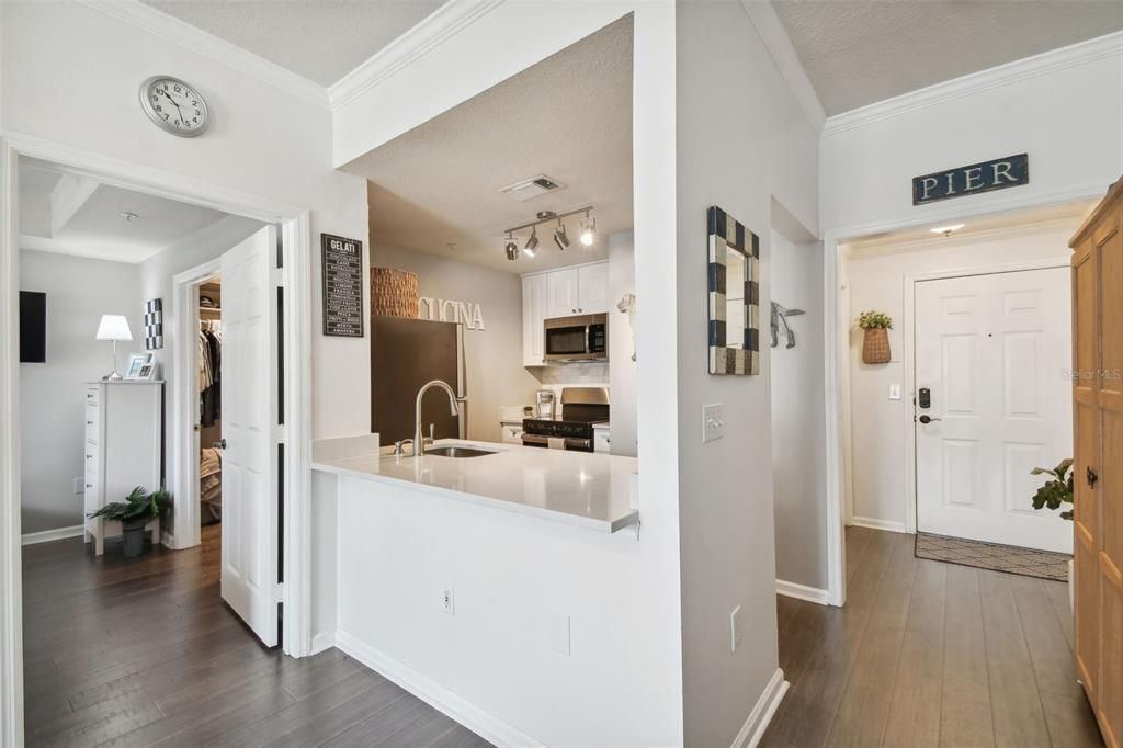 For Sale: $440,000 (1 beds, 1 baths, 604 Square Feet)