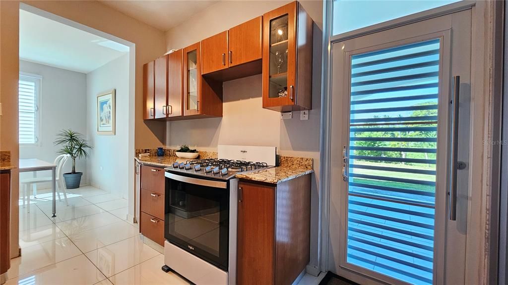 En Venta: $725,000 (4 camas, 2 baños, 2500 Pies cuadrados)