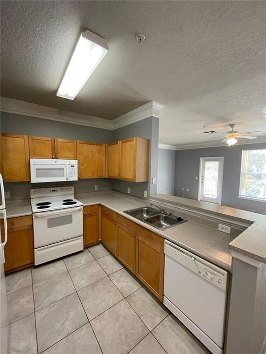 For Rent: $2,000 (3 beds, 2 baths, 1369 Square Feet)