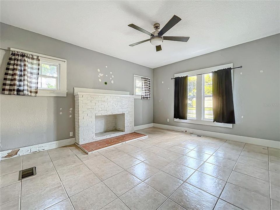 For Sale: $229,000 (2 beds, 1 baths, 1168 Square Feet)