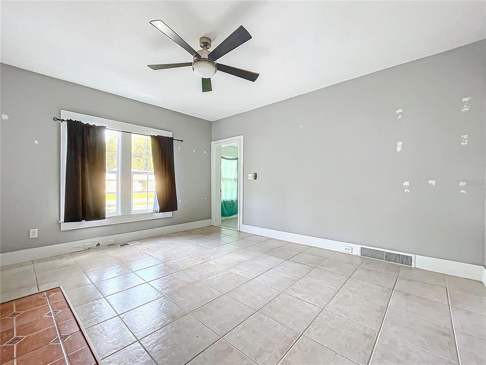 For Sale: $229,000 (2 beds, 1 baths, 1168 Square Feet)