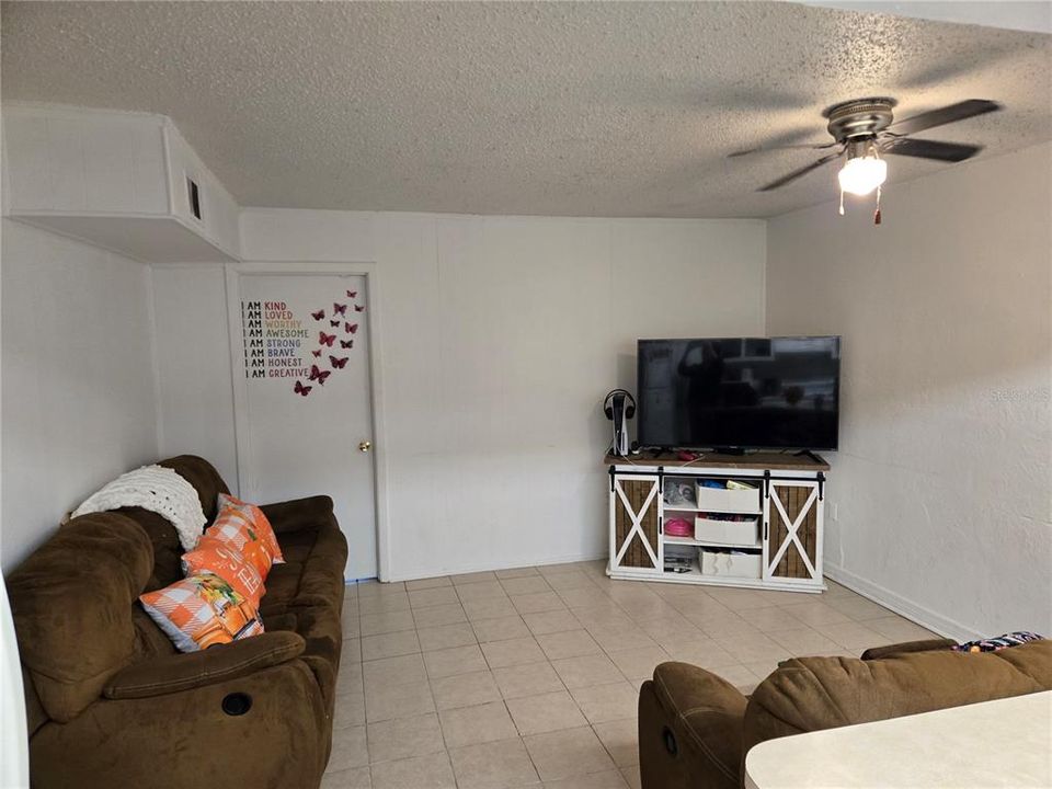 For Sale: $89,900 (1 beds, 1 baths, 876 Square Feet)