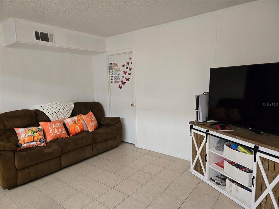 For Sale: $89,900 (1 beds, 1 baths, 876 Square Feet)