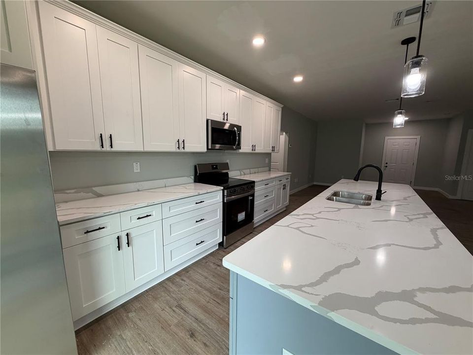 На продажу: $329,900 (4 спален, 2 ванн, 1669 Квадратных фут)