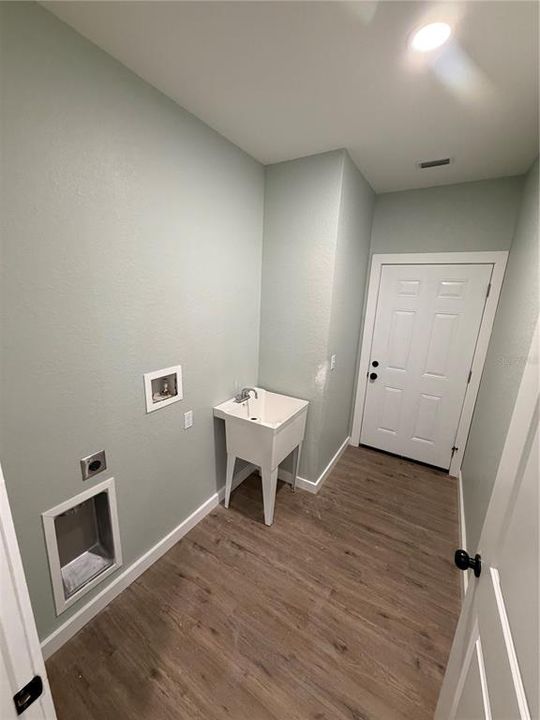 На продажу: $329,900 (4 спален, 2 ванн, 1669 Квадратных фут)