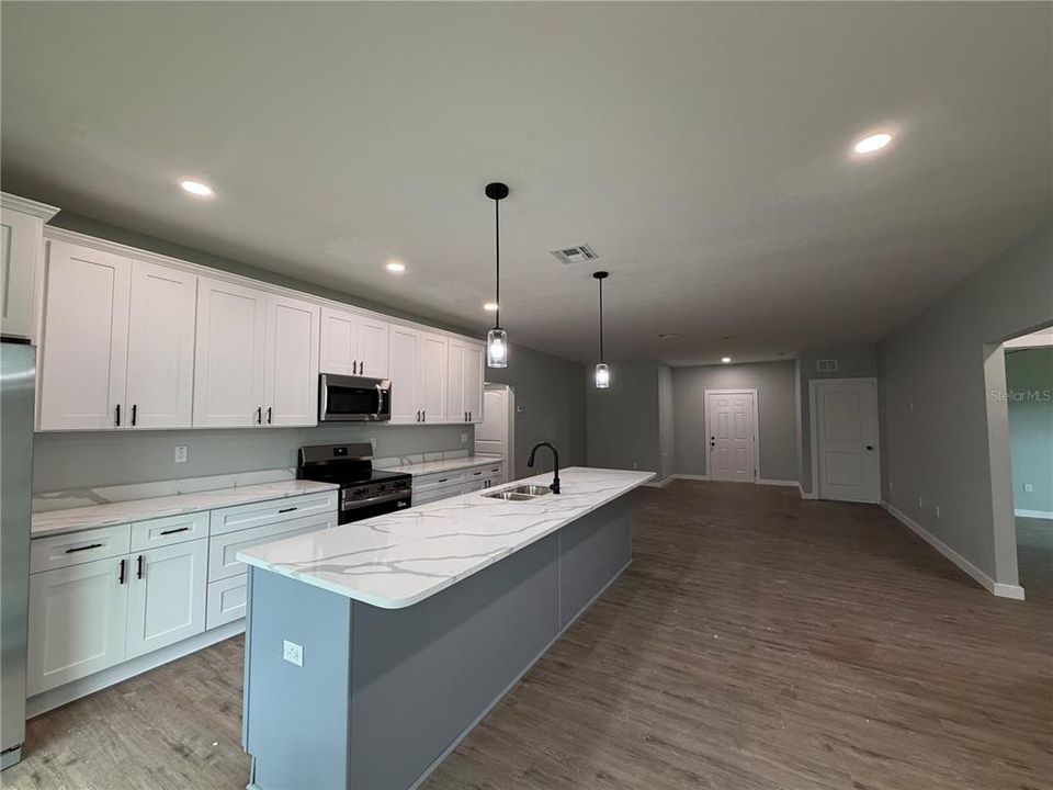 На продажу: $329,900 (4 спален, 2 ванн, 1669 Квадратных фут)