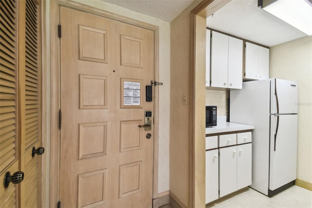 For Sale: $192,800 (1 beds, 1 baths, 610 Square Feet)