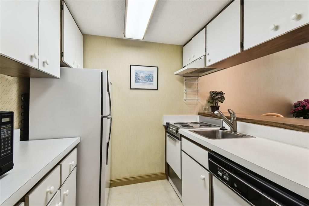 For Sale: $192,800 (1 beds, 1 baths, 610 Square Feet)