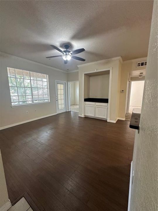 For Sale: $200,000 (2 beds, 1 baths, 933 Square Feet)