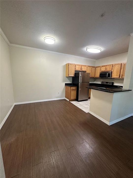 For Sale: $200,000 (2 beds, 1 baths, 933 Square Feet)