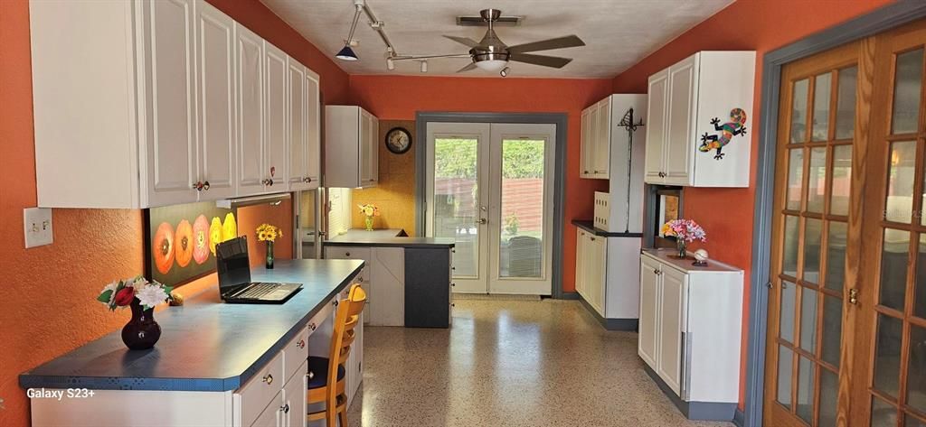 For Sale: $399,900 (2 beds, 1 baths, 1110 Square Feet)