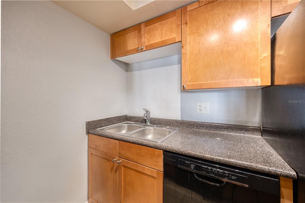 For Sale: $169,900 (1 beds, 1 baths, 678 Square Feet)