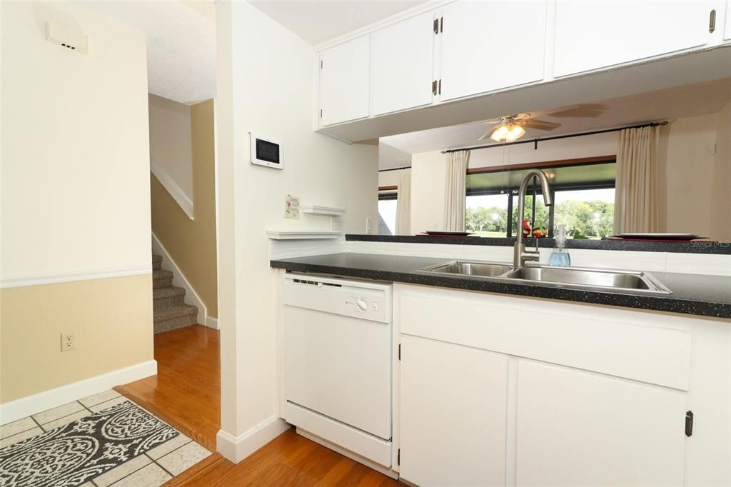 For Sale: $325,000 (2 beds, 2 baths, 1290 Square Feet)