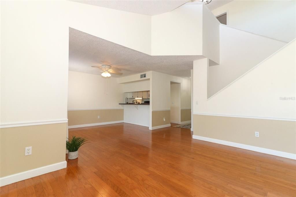 For Sale: $325,000 (2 beds, 2 baths, 1290 Square Feet)