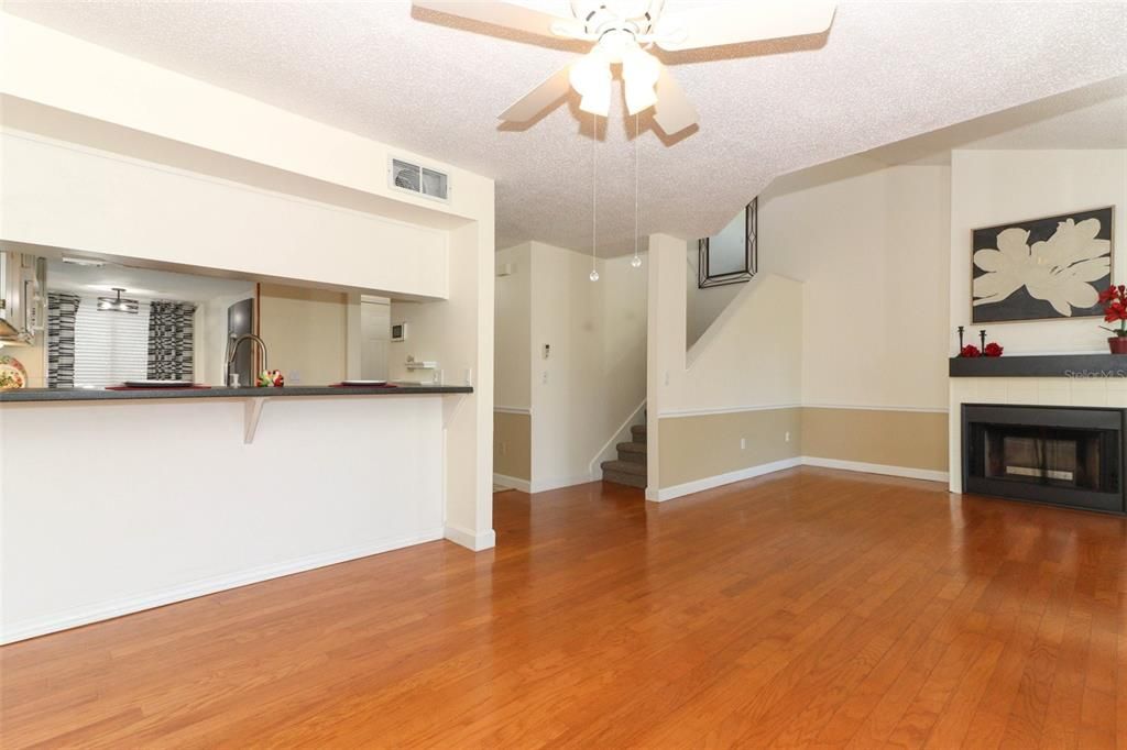 For Sale: $325,000 (2 beds, 2 baths, 1290 Square Feet)