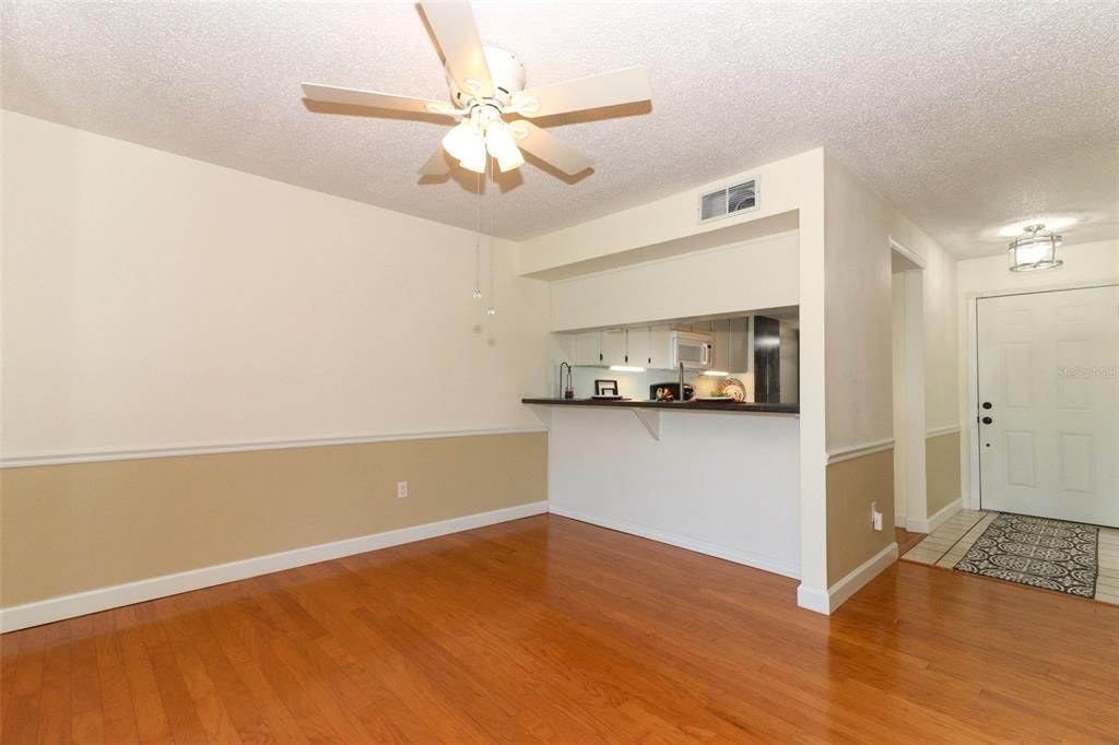 For Sale: $325,000 (2 beds, 2 baths, 1290 Square Feet)