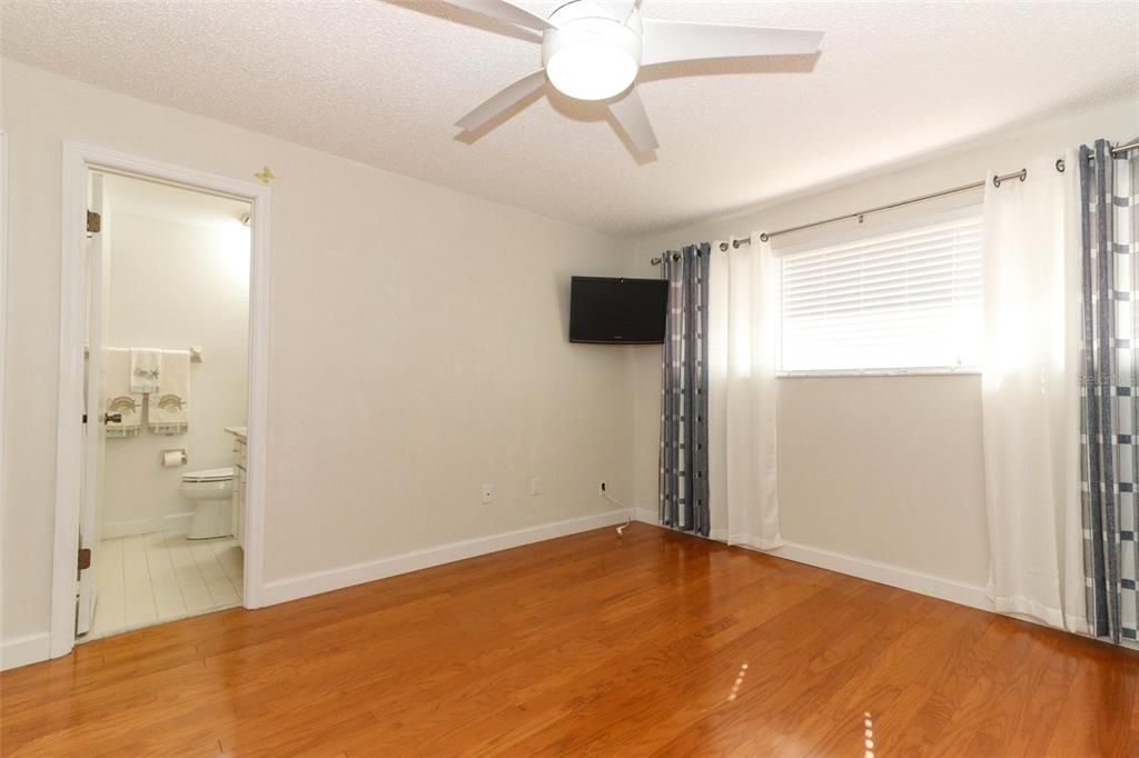 For Sale: $325,000 (2 beds, 2 baths, 1290 Square Feet)