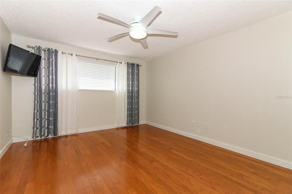 For Sale: $325,000 (2 beds, 2 baths, 1290 Square Feet)