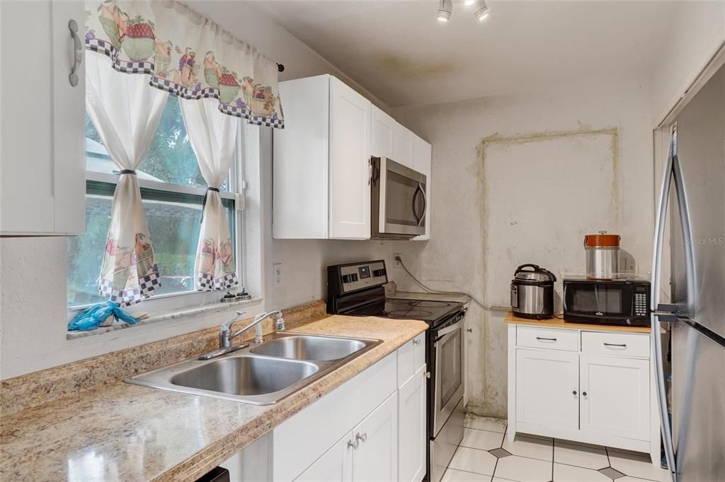 For Sale: $295,000 (3 beds, 1 baths, 999 Square Feet)