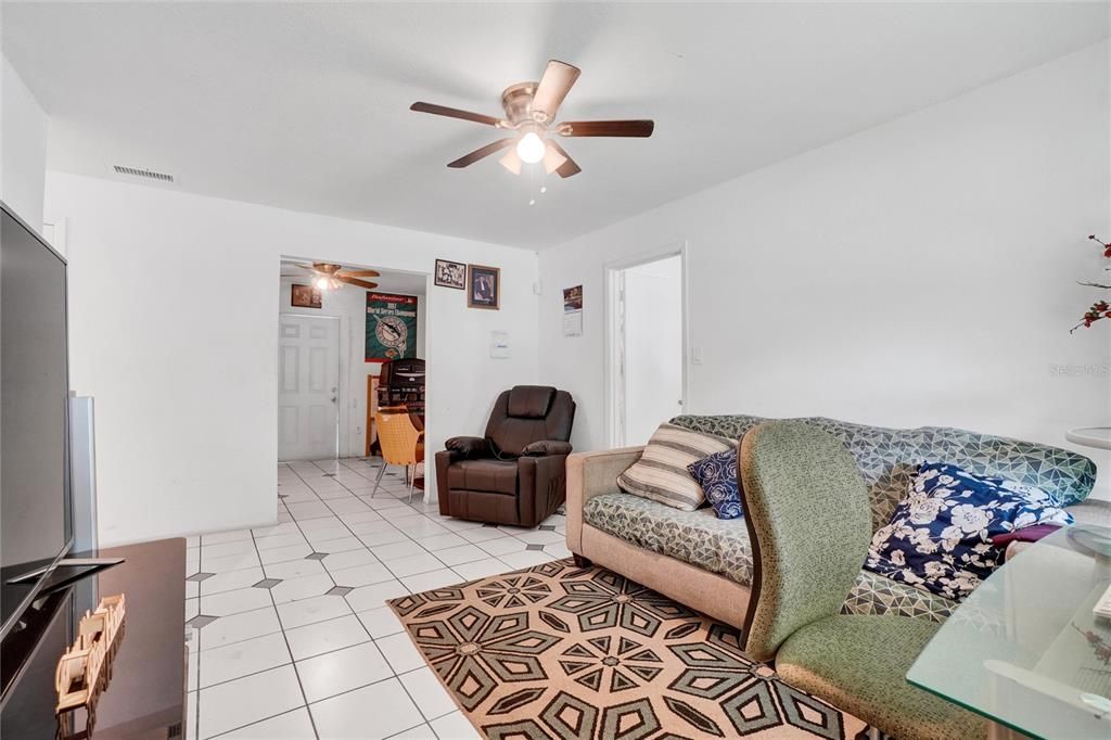 For Sale: $295,000 (3 beds, 1 baths, 999 Square Feet)