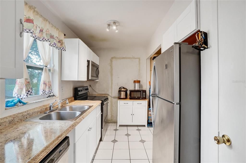 For Sale: $295,000 (3 beds, 1 baths, 999 Square Feet)