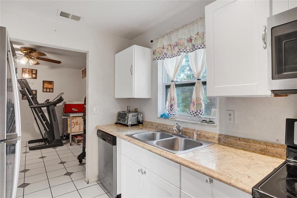 For Sale: $295,000 (3 beds, 1 baths, 999 Square Feet)