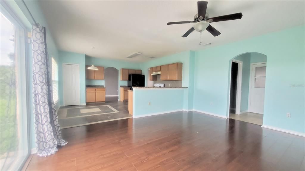 For Rent: $1,999 (4 beds, 2 baths, 2094 Square Feet)