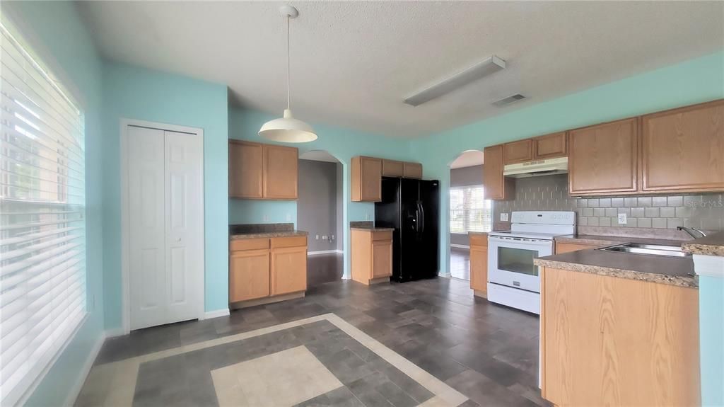 For Rent: $1,999 (4 beds, 2 baths, 2094 Square Feet)