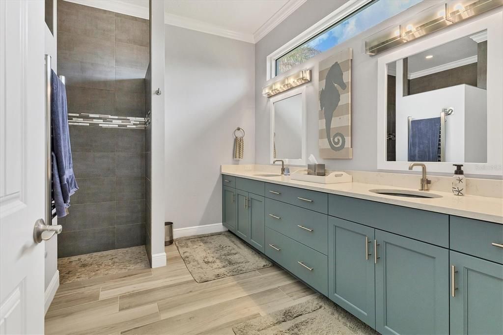 Master bath with dual sinks!