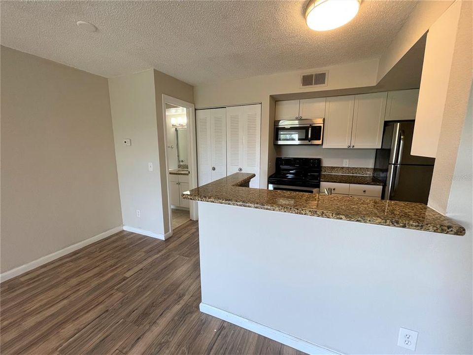 For Rent: $1,400 (1 beds, 1 baths, 597 Square Feet)