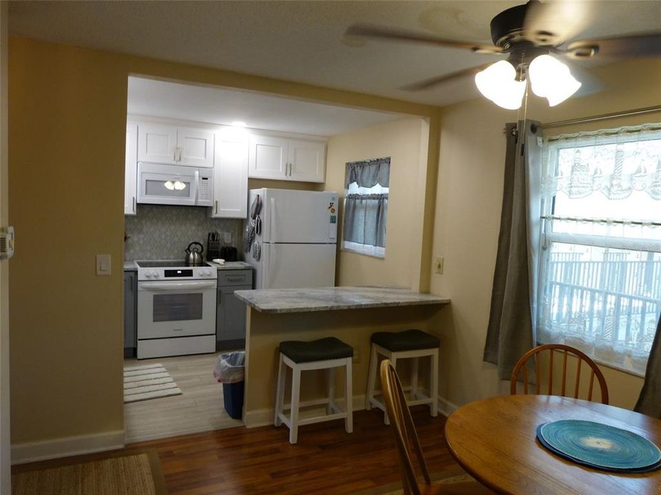 For Rent: $2,750 (2 beds, 1 baths, 930 Square Feet)