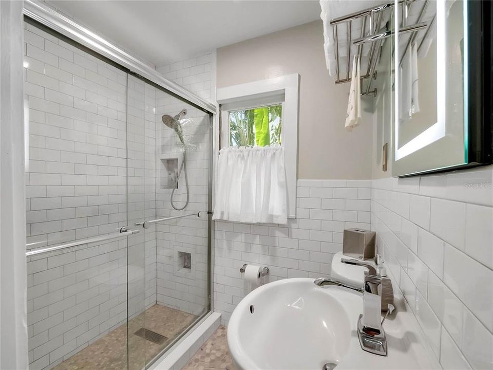 For Sale: $449,000 (2 beds, 1 baths, 584 Square Feet)