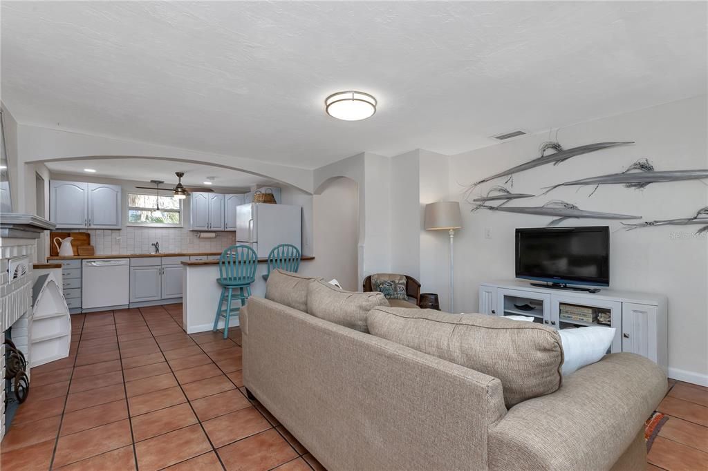 For Sale: $350,000 (3 beds, 1 baths, 1290 Square Feet)