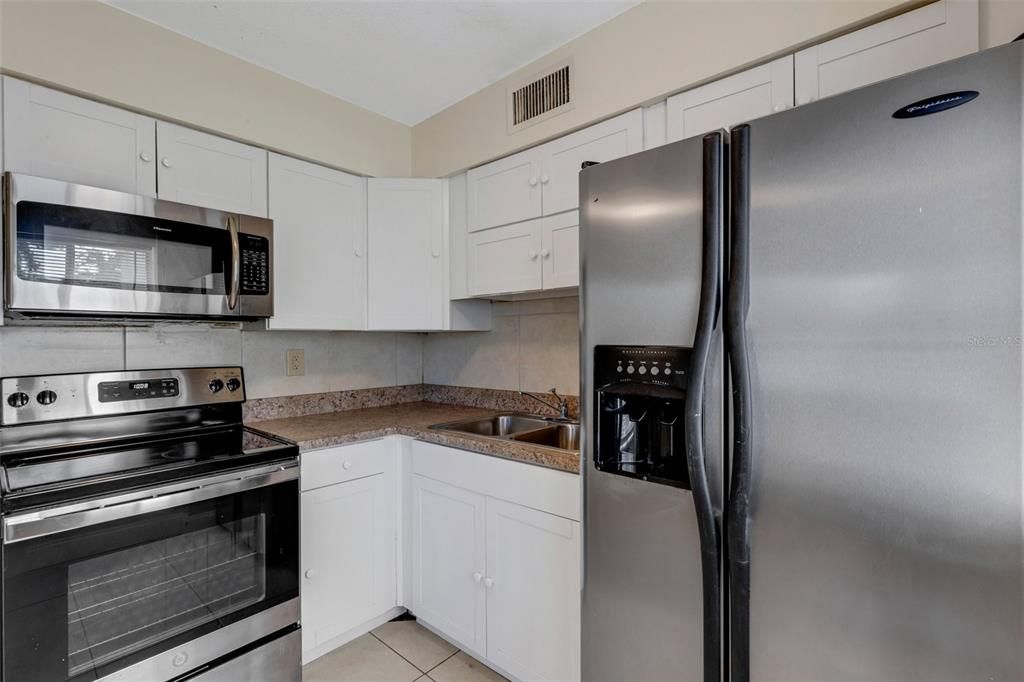 For Sale: $215,000 (2 beds, 1 baths, 762 Square Feet)