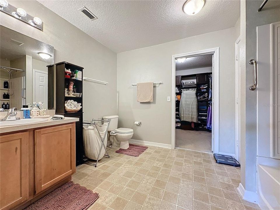 Primary bath w/ walk in closet