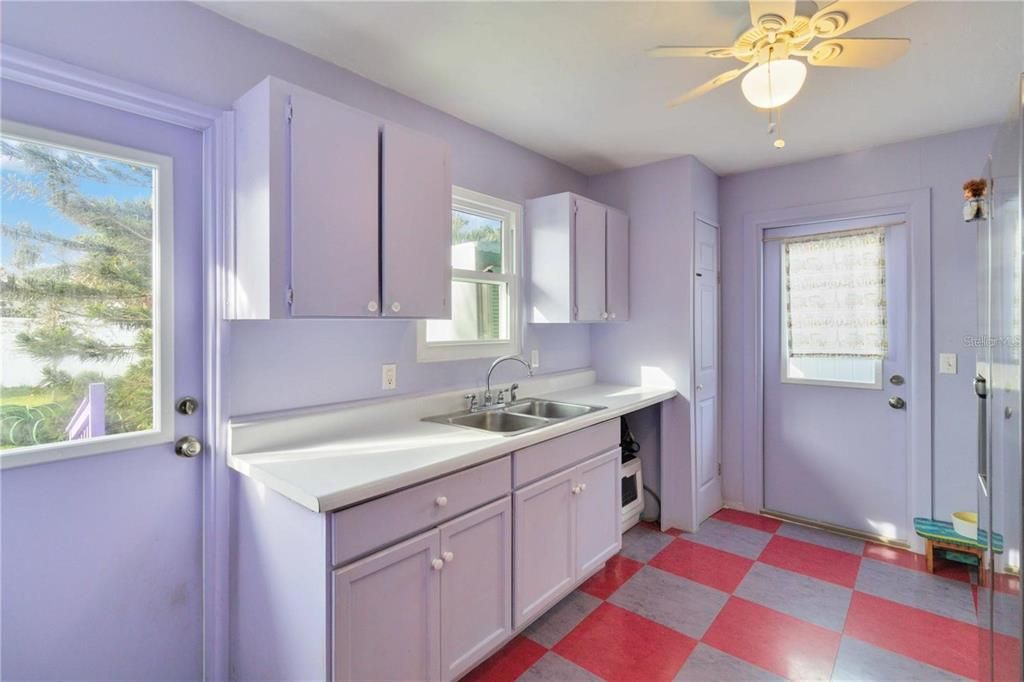 For Sale: $325,000 (2 beds, 1 baths, 640 Square Feet)