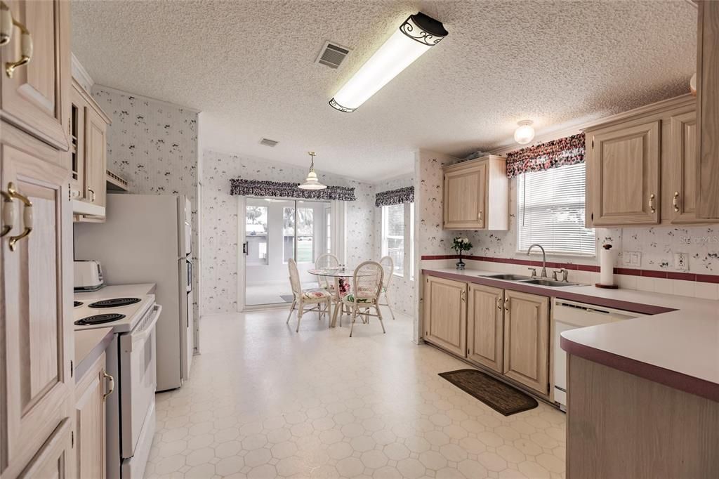 For Sale: $155,000 (2 beds, 2 baths, 1352 Square Feet)