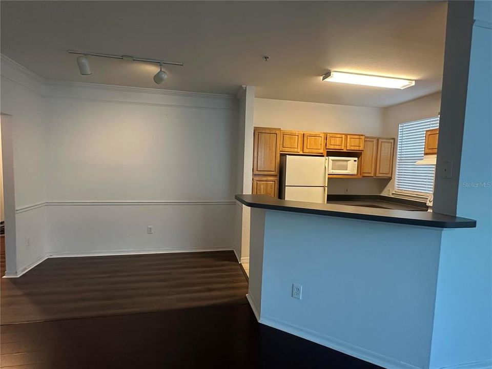 For Sale: $169,990 (1 beds, 1 baths, 885 Square Feet)