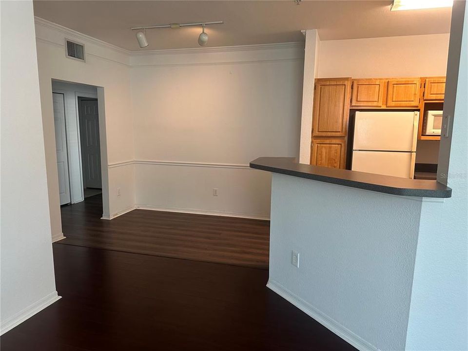 For Sale: $169,990 (1 beds, 1 baths, 885 Square Feet)