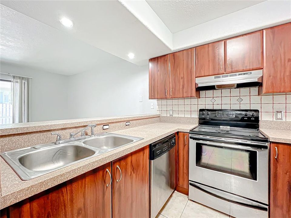 For Sale: $875,000 (2 beds, 1 baths, 1070 Square Feet)