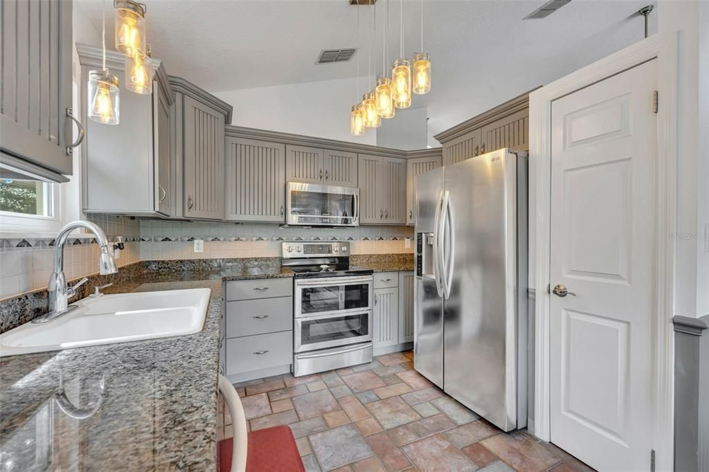 For Sale: $349,900 (2 beds, 2 baths, 1083 Square Feet)