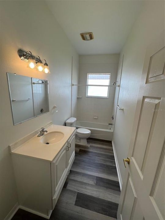 Guest Bathroom between bedrooms