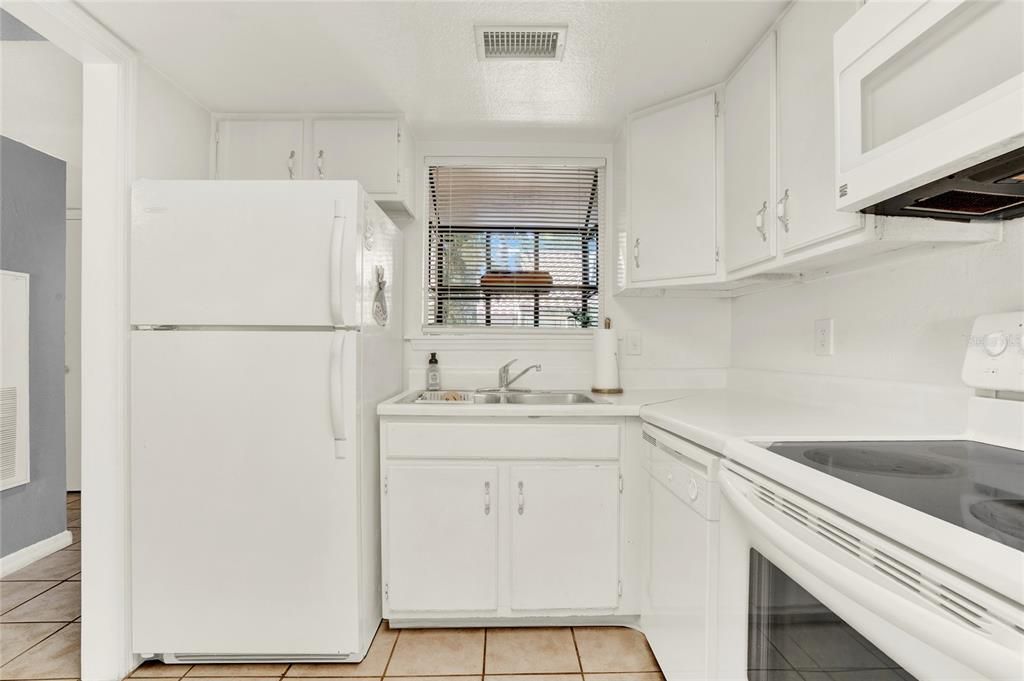 For Sale: $230,000 (2 beds, 2 baths, 1120 Square Feet)