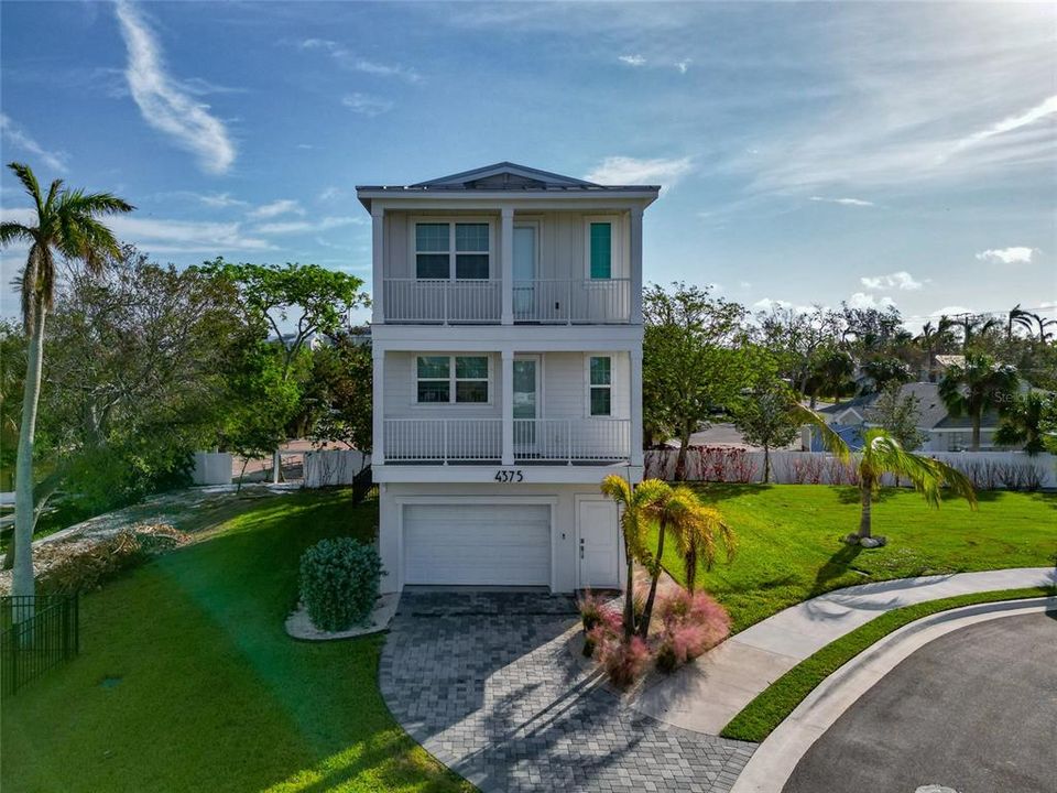 For Sale: $1,490,000 (3 beds, 2 baths, 1678 Square Feet)