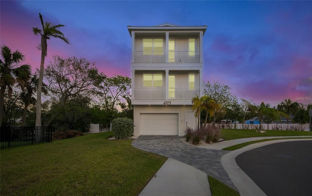 For Sale: $1,490,000 (3 beds, 2 baths, 1678 Square Feet)