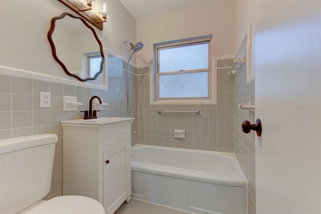 For Sale: $399,900 (2 beds, 1 baths, 1105 Square Feet)