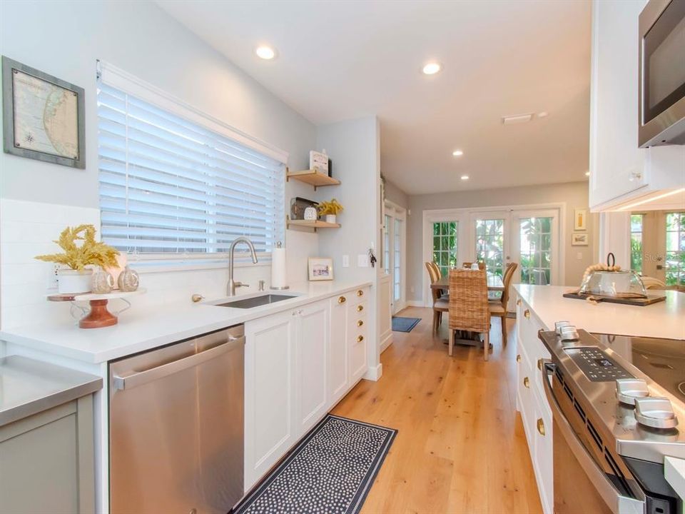 Active With Contract: $795,000 (2 beds, 2 baths, 1584 Square Feet)