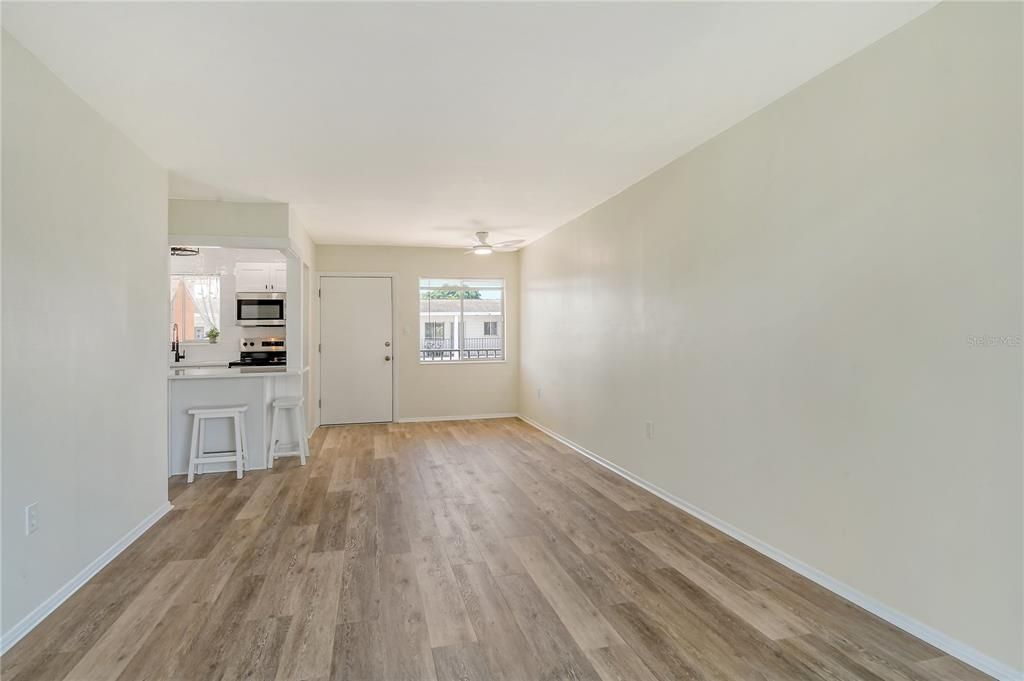 Active With Contract: $124,900 (1 beds, 1 baths, 576 Square Feet)